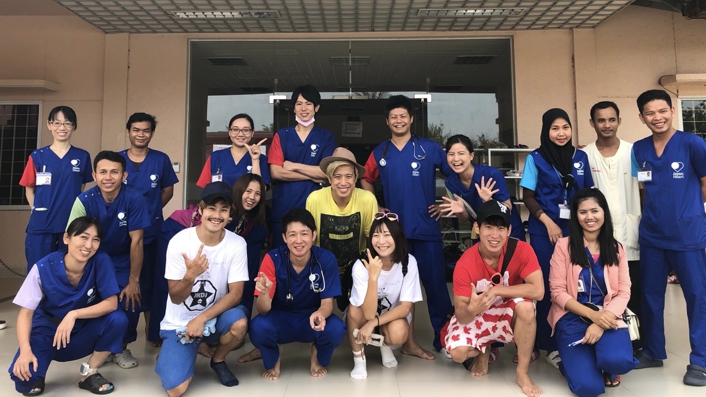カンボジアの手洗いダンス活動でジャパンハートの医師・スタッフと撮影した集合写真