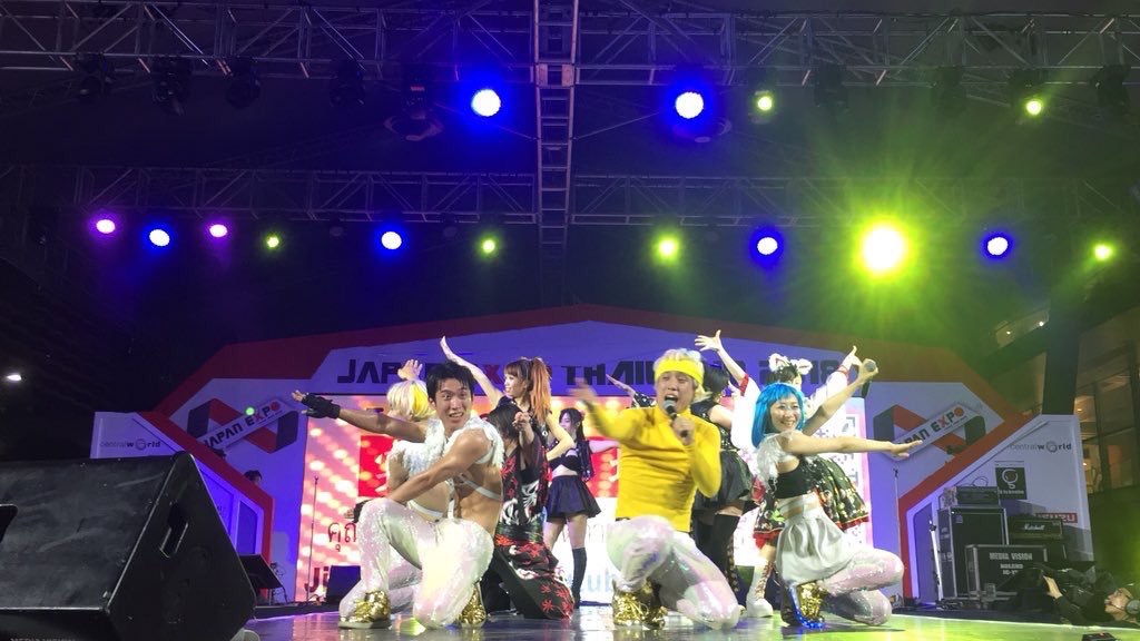 タイのジャパンフェスティバルのステージに出演する実験道場のメンバー